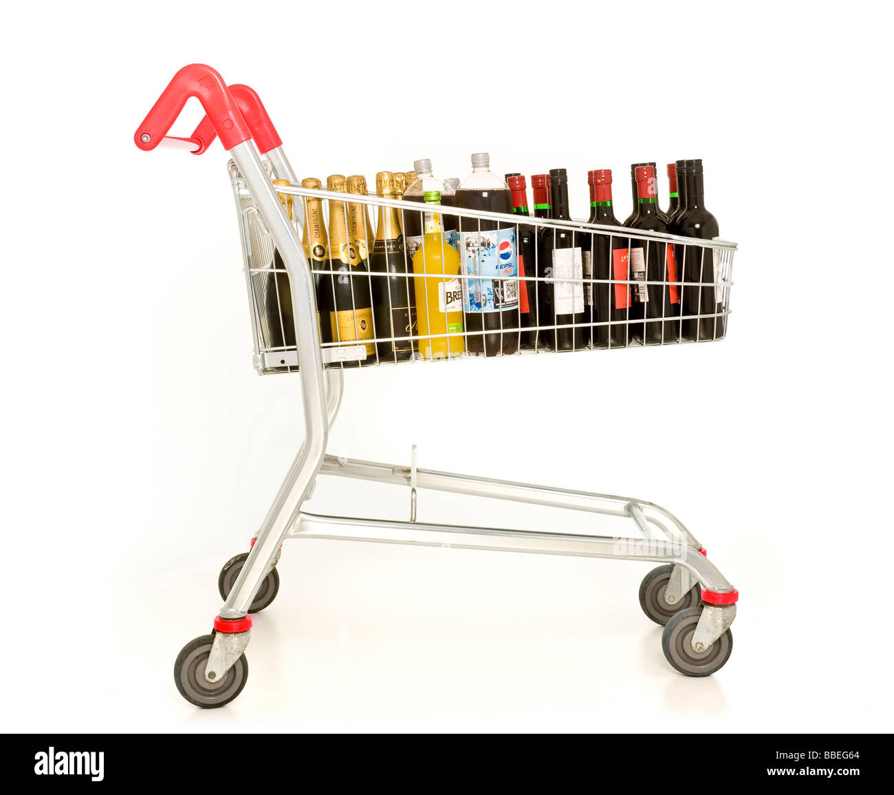 Studioaufnahme eines Einkaufswagens mit Flaschen Wein, Champagner und alkoholfreien Getränken auf weißem Hintergrund. Stockfoto