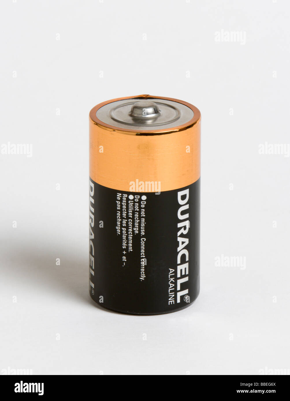 Industrie, elektrische Kraft einer AlkaliBatterie auf einem weißen