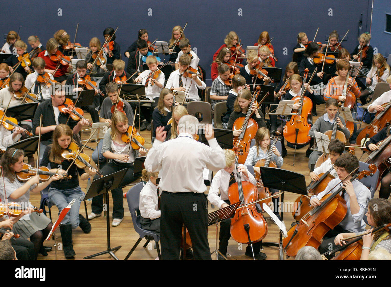 Kinder Bildung Musik Orchester Saiten Jugendabteilung mit Dirigent im Vordergrund Sir Michael Tippet geben einen Musikworkshop Stockfoto