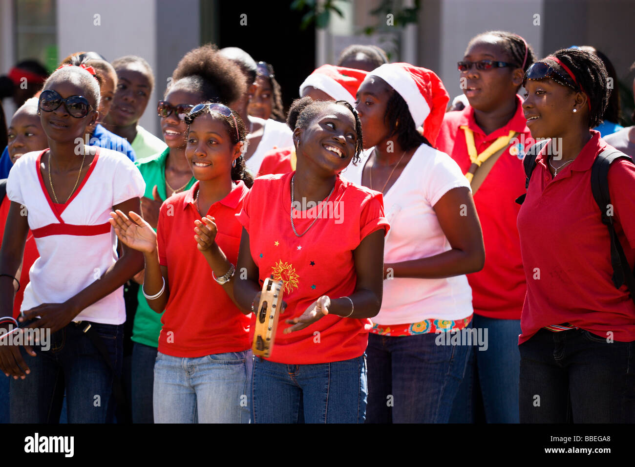 WEST INDIES Karibik Grenada St. Georgs Pfadfinderinnen zu Weihnachten singen Weihnachtslieder in Straße der Hauptstadt als Zivildienst Stockfoto