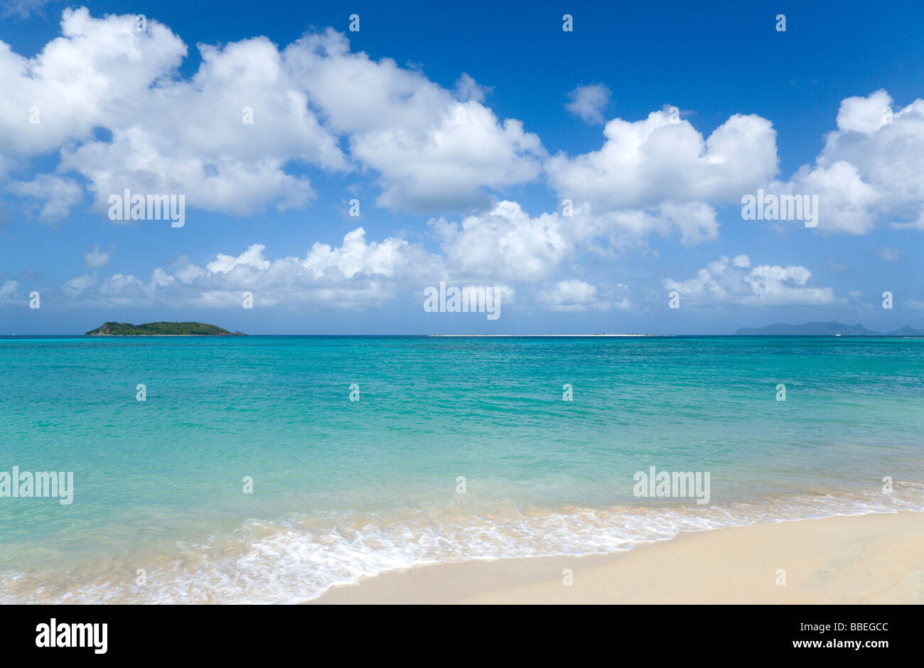 WEST INDIES Karibik Grenada Carriacou ruhige klare blaue Wasser brechen auf Paradise Beach in L'Esterre Bay. Sandy Island entfernt Stockfoto