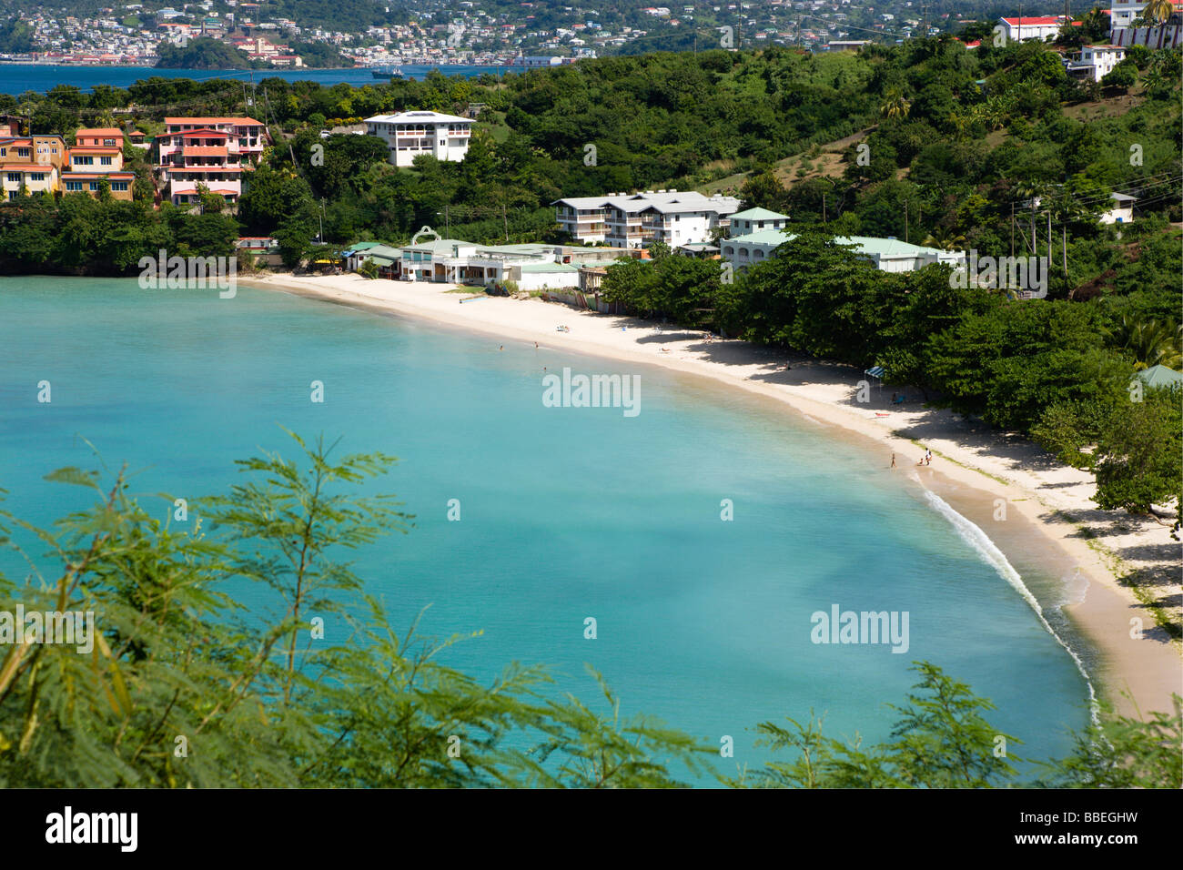 Antillen Karibik Grenadinen Grenada St George Aquamarine Meer und Baum gesäumten weißen Sandstrand von BBC Beach in Morne Rouge Bay Stockfoto