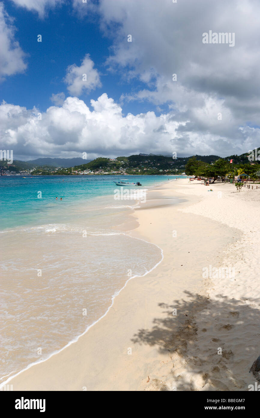 WEST INDIES Grenada Karibik St George Grand Anse Strand Wellen von türkisblauem Meer brechen auf zwei Meilen lange Strecke. Menschen am Strand Stockfoto