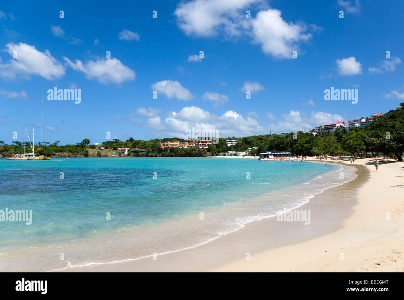 Antillen Karibik Grenada St George Aquamarine Meer und Baum gesäumten weißen Sandstrand von BBC Beach in Morne Rouge Bay mit Touristen Stockfoto