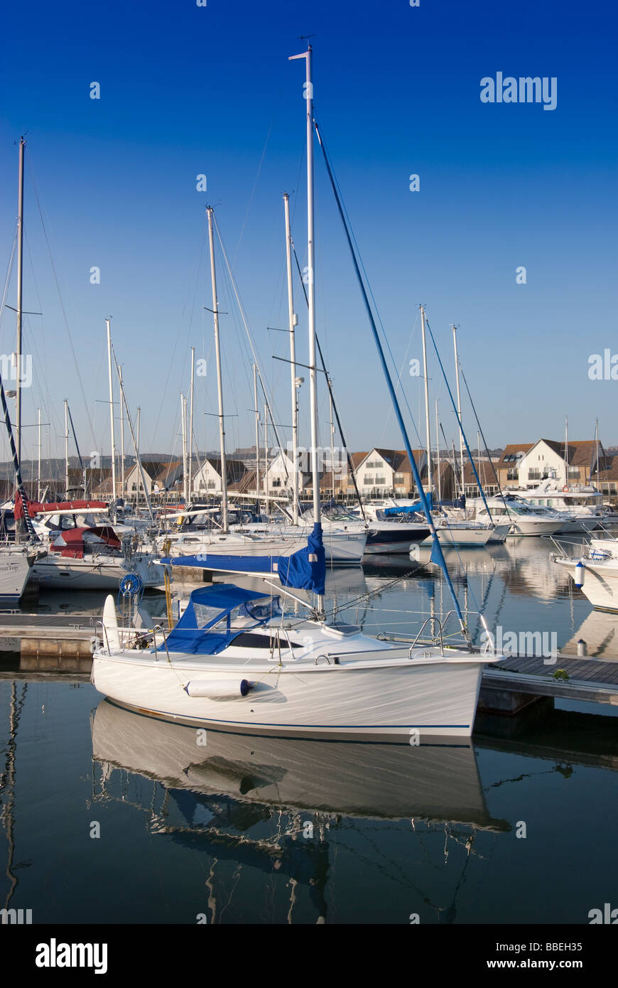 Yacht vor Anker in einer marina Stockfoto