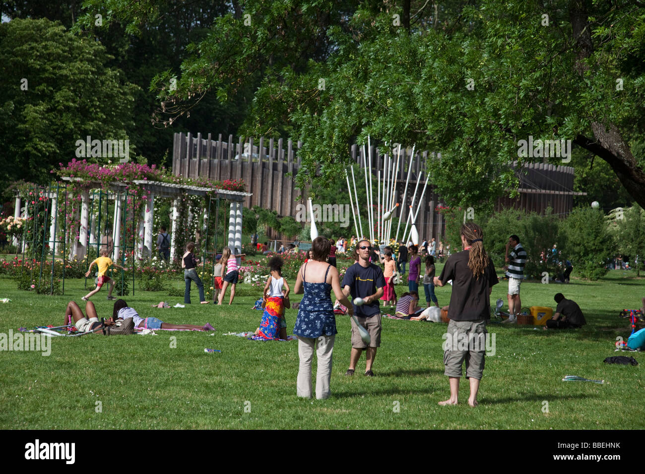 Studenten im Parc De La Tête D oder Rhone Alpen Frankreich jonglieren Stockfoto