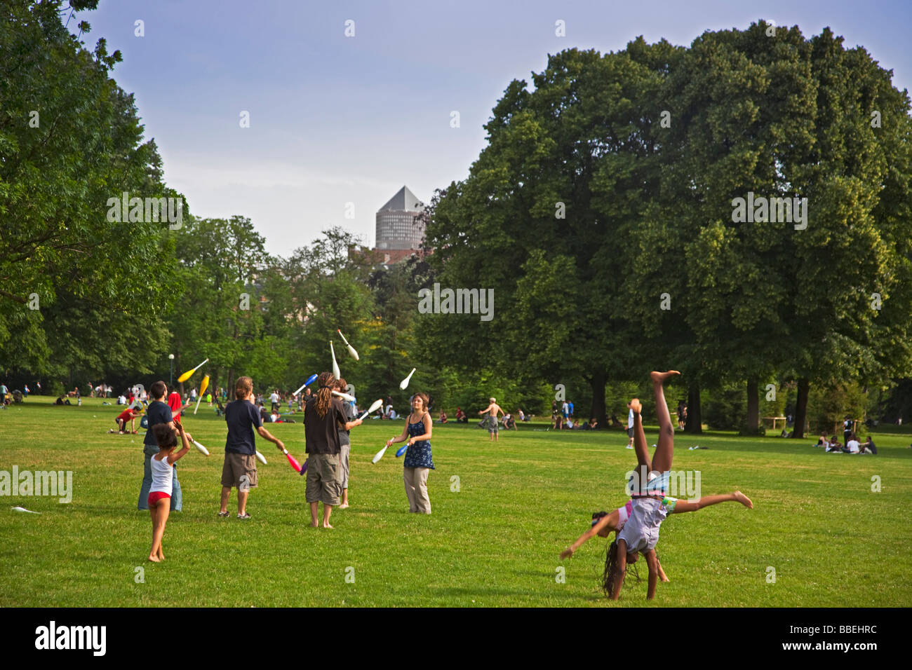 Studenten, die jonglieren im Parc De La Tête d oder Rhone-Alpen-Frankreich Stockfoto