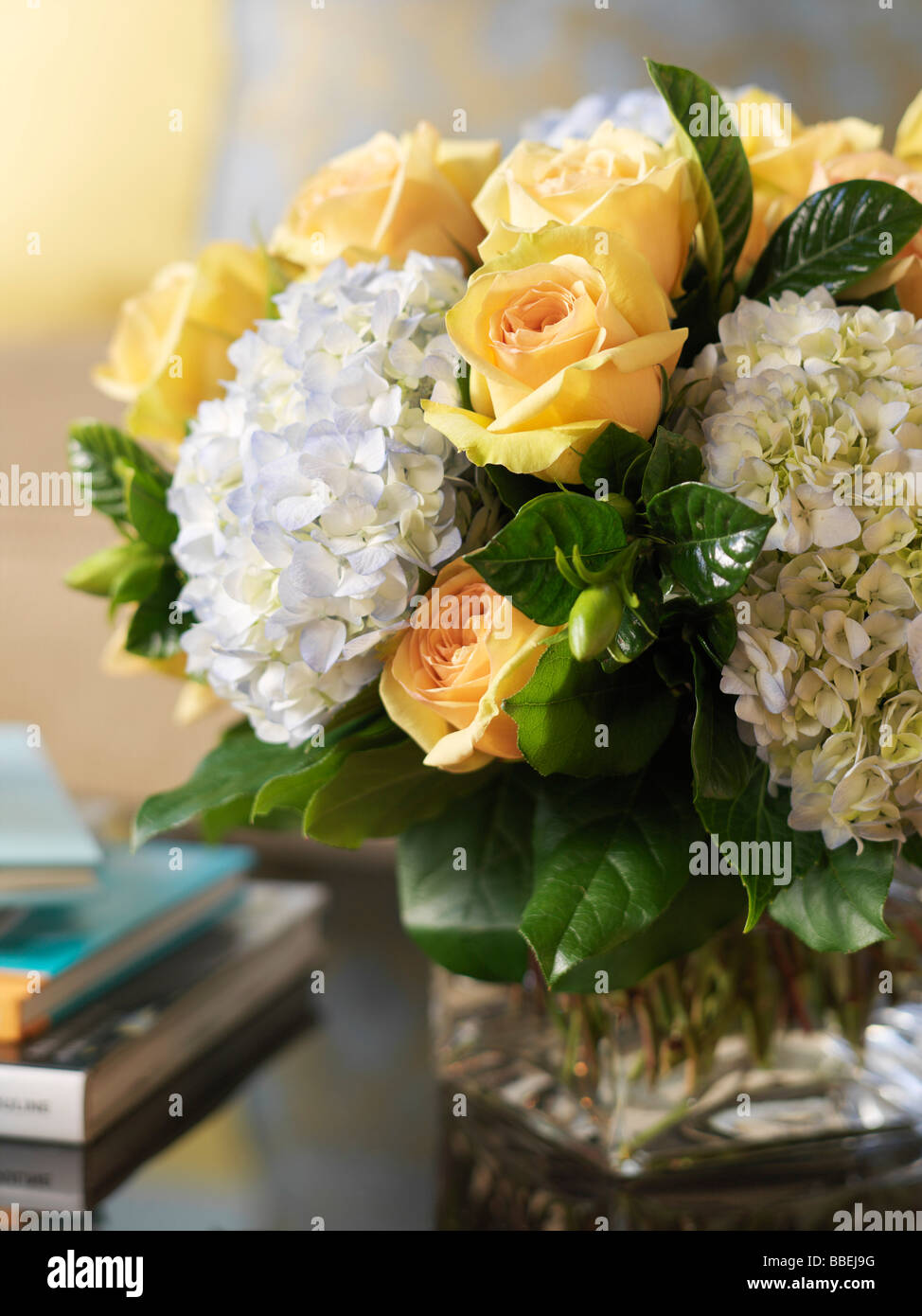 Blumenarrangement auf Couchtisch Stockfoto