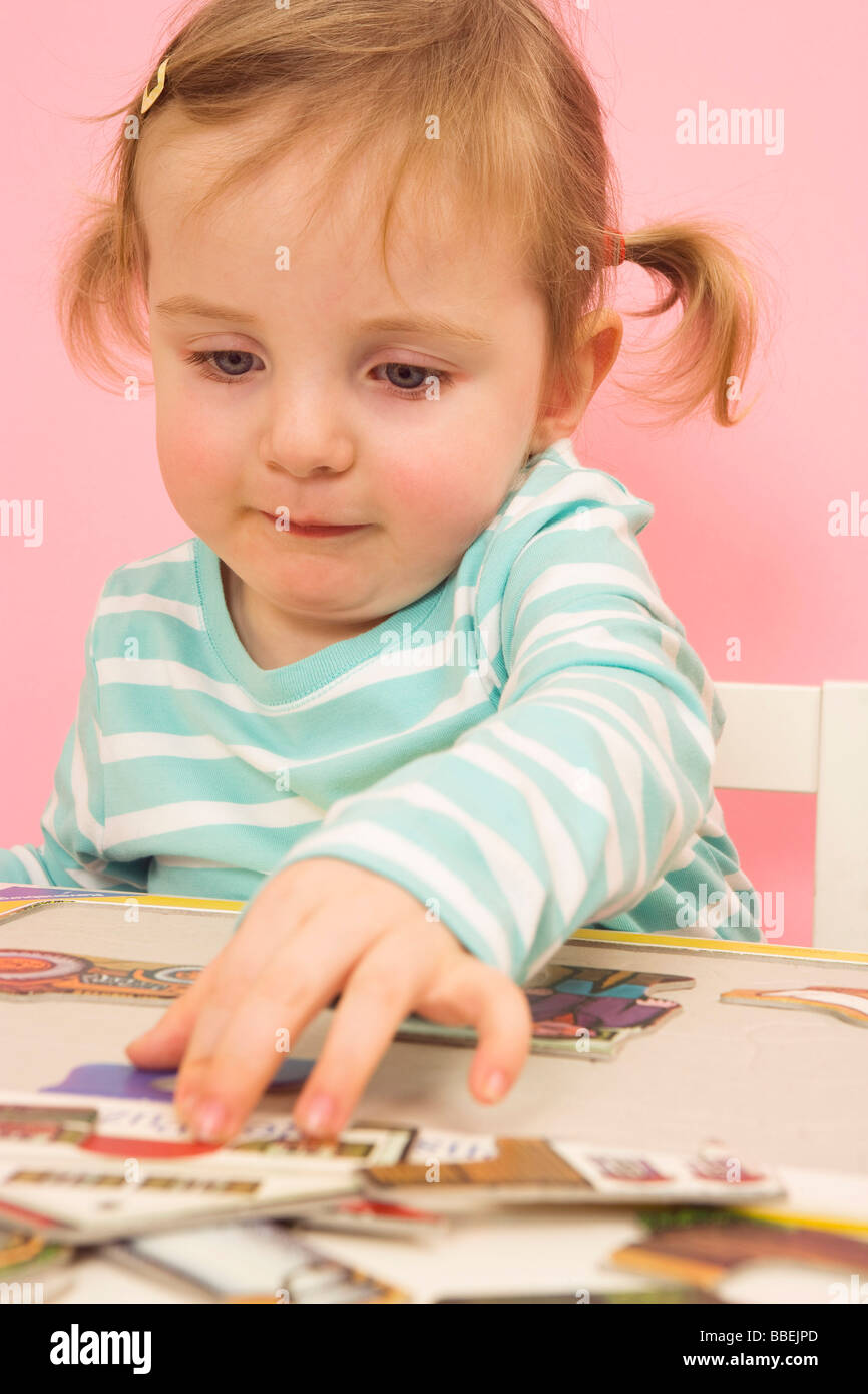 Kleine Mädchen machen eine Puzzle Stockfoto