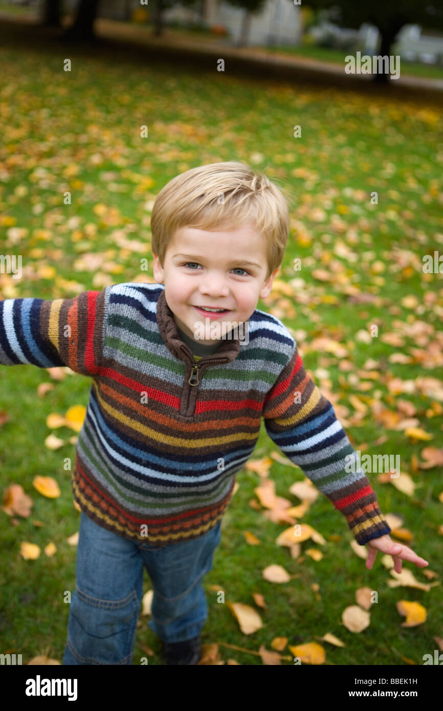 Kleiner Junge im Park im Herbst, Portland, Oregon, USA Stockfoto
