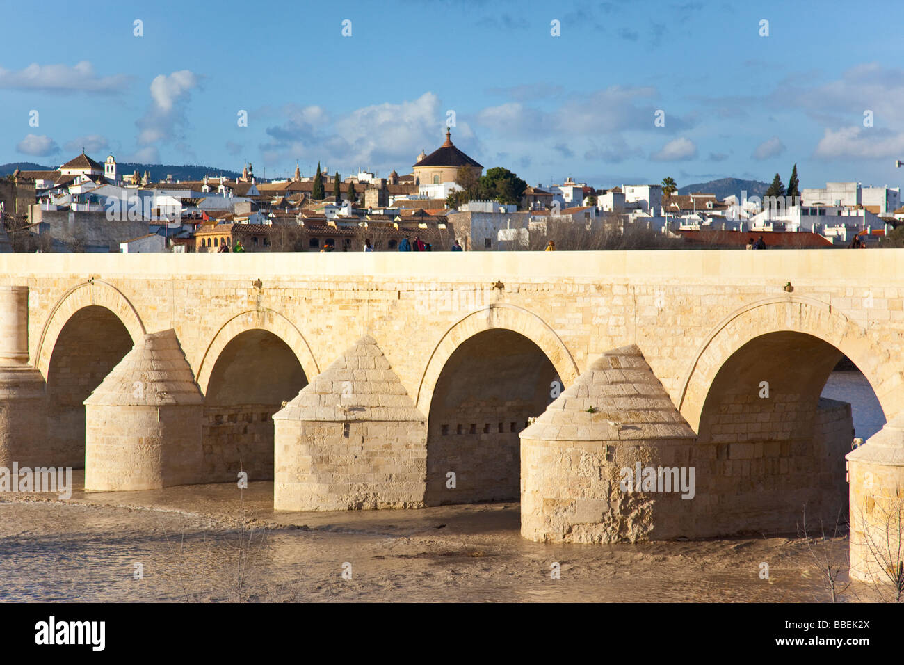 Puente Romano oder römische Brücke über den Guadalquivir in Córdoba Spanien Stockfoto