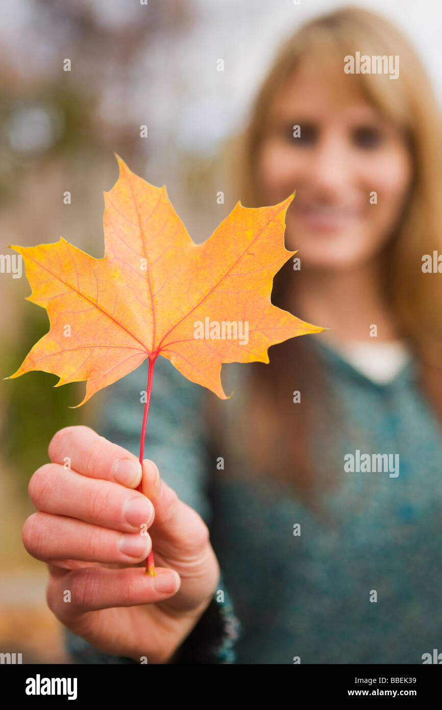 Close-up Frau mit Golden Maple Leaf, Bend, Oregon, USA Stockfoto