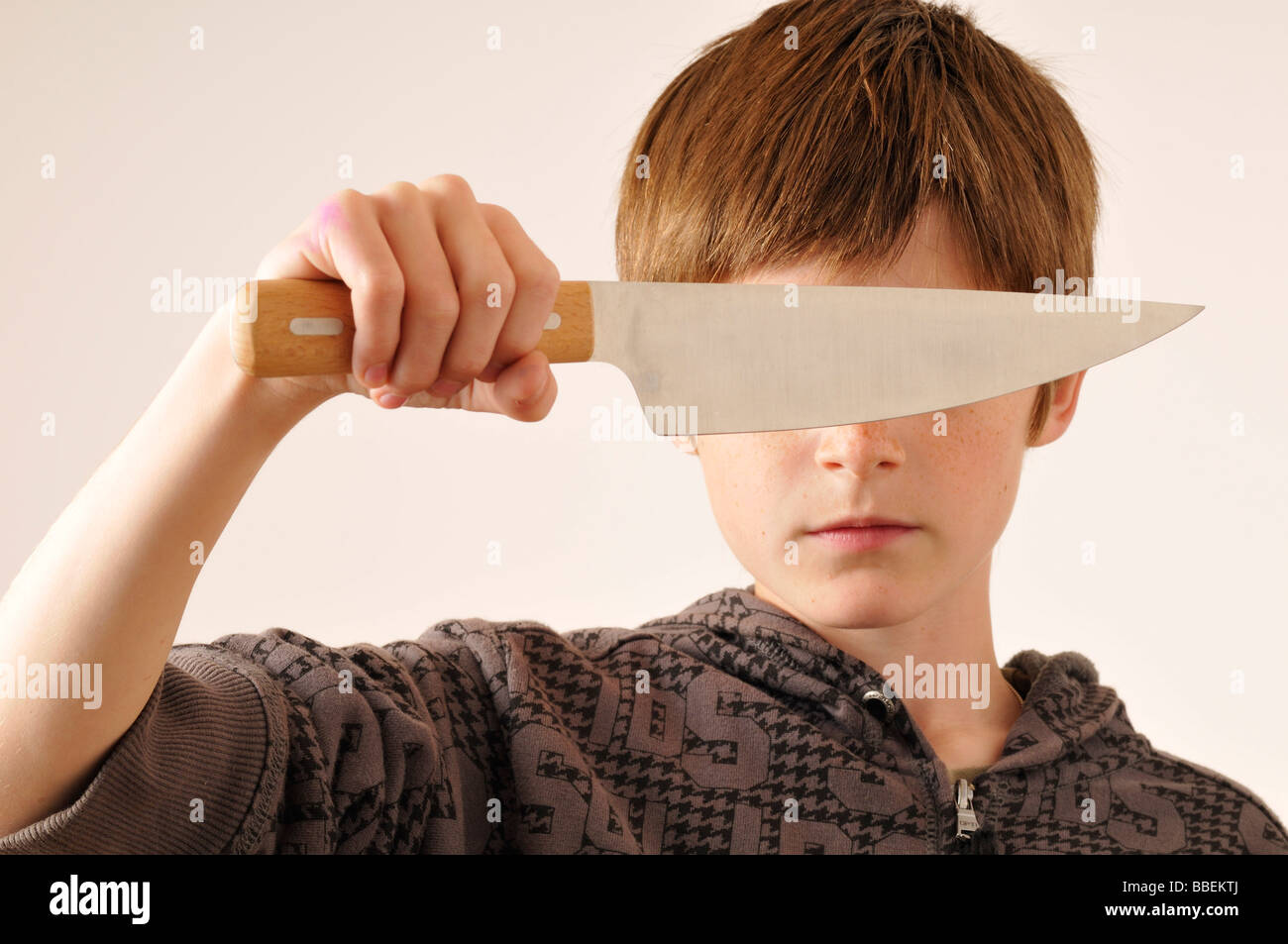 Junge mit Messer vor Augen Stockfoto