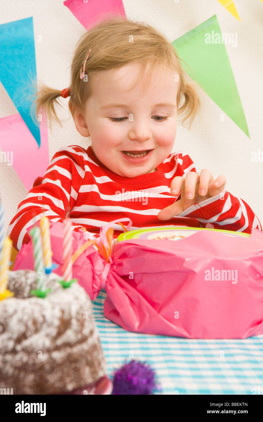 Mädchen öffnen Geburtstagsgeschenk Stockfoto