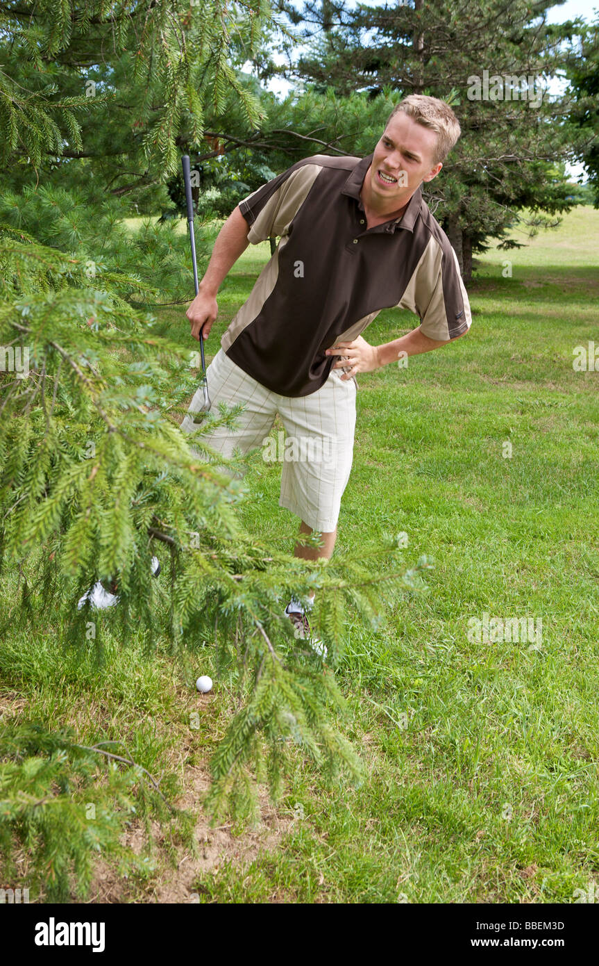 Golfer mit Ball im Rough, Burlington, Ontario, Kanada Stockfoto
