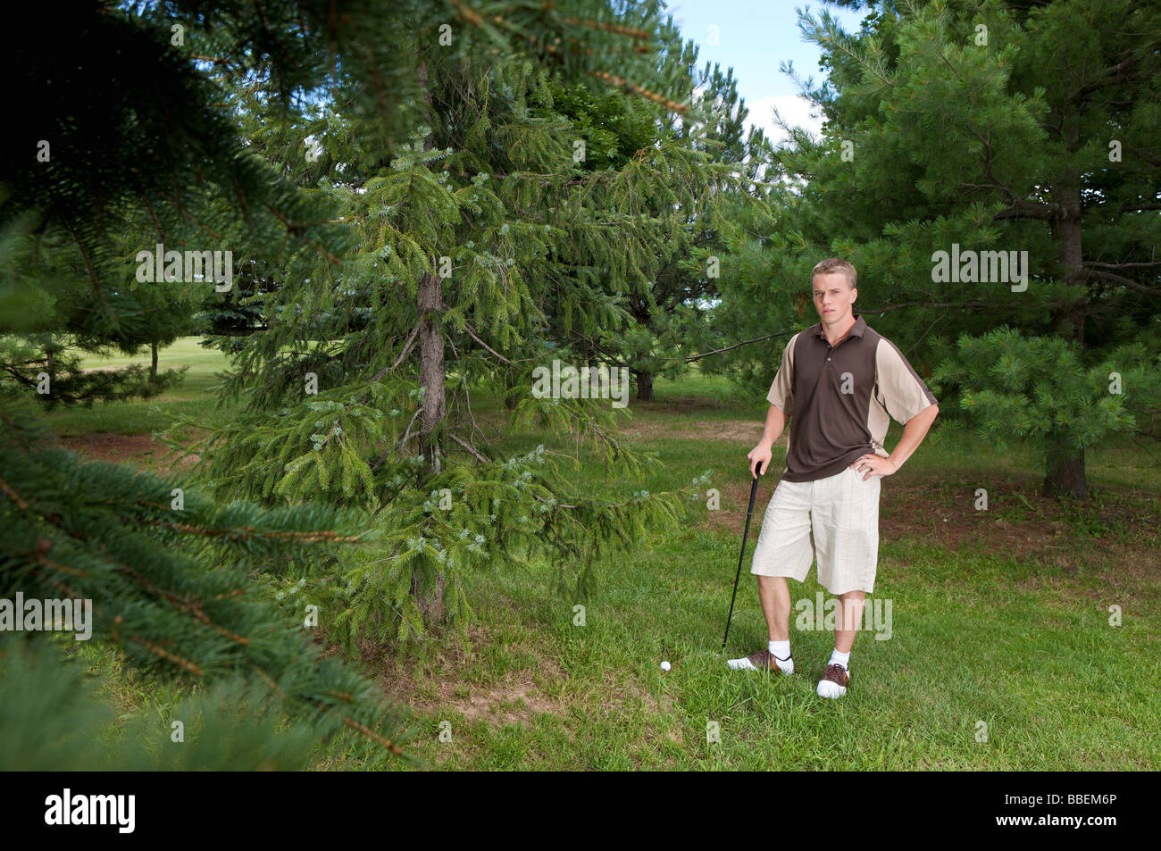 Mann mit Golfball im Rough, Burlington, Ontario, Kanada Stockfoto