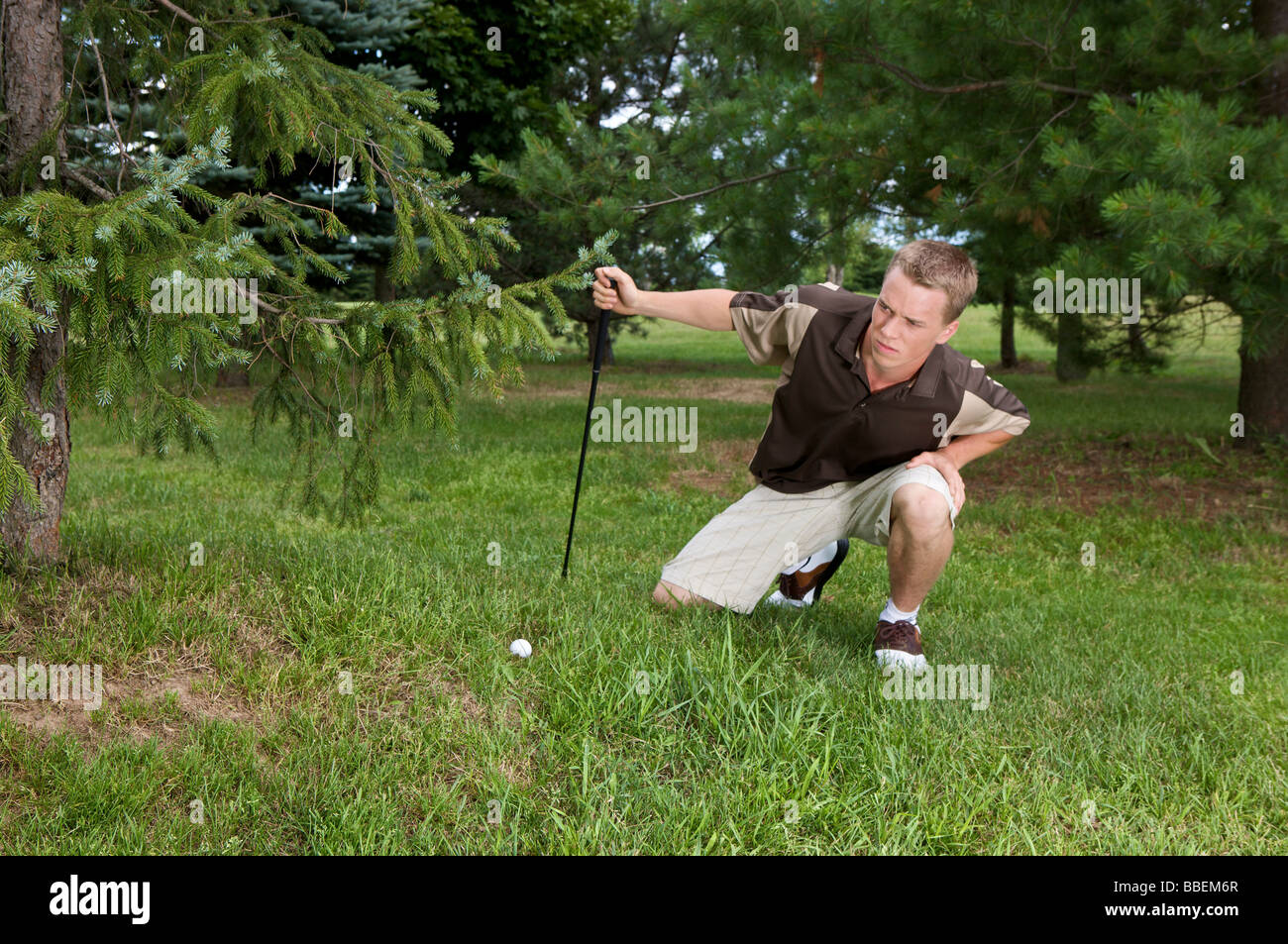 Mann mit Golfball im Rough, Burlington, Ontario, Kanada Stockfoto