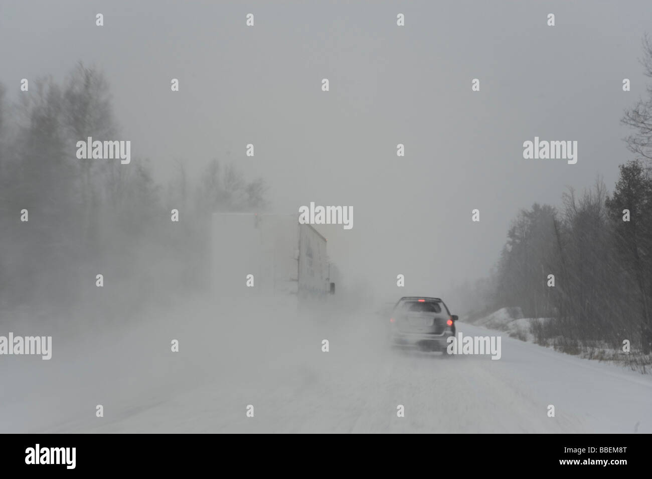 PKW und LKW auf der Autobahn, Ontario, Kanada Stockfoto