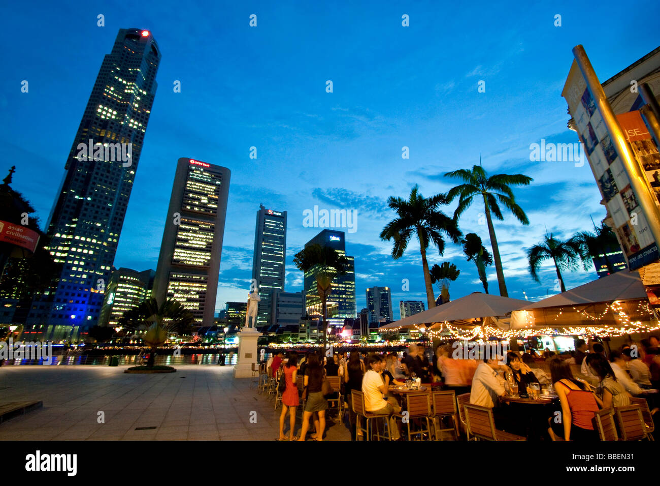 Skyline von Singapurs Raffles Statue Straßencafé in Südostasien twilight Stockfoto