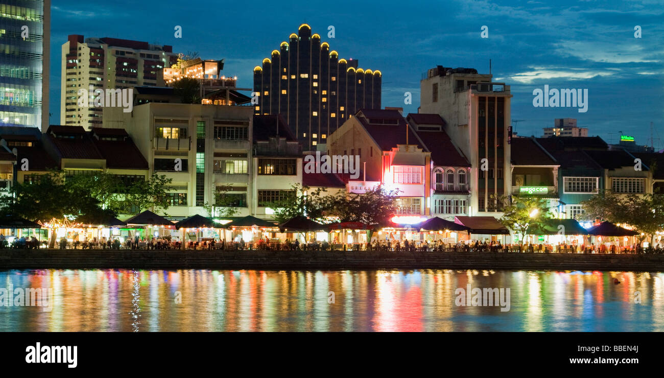 Skyline von Singapur Boat Quay Restaurant Bars in der Nacht in Südostasien Dämmerung Stockfoto
