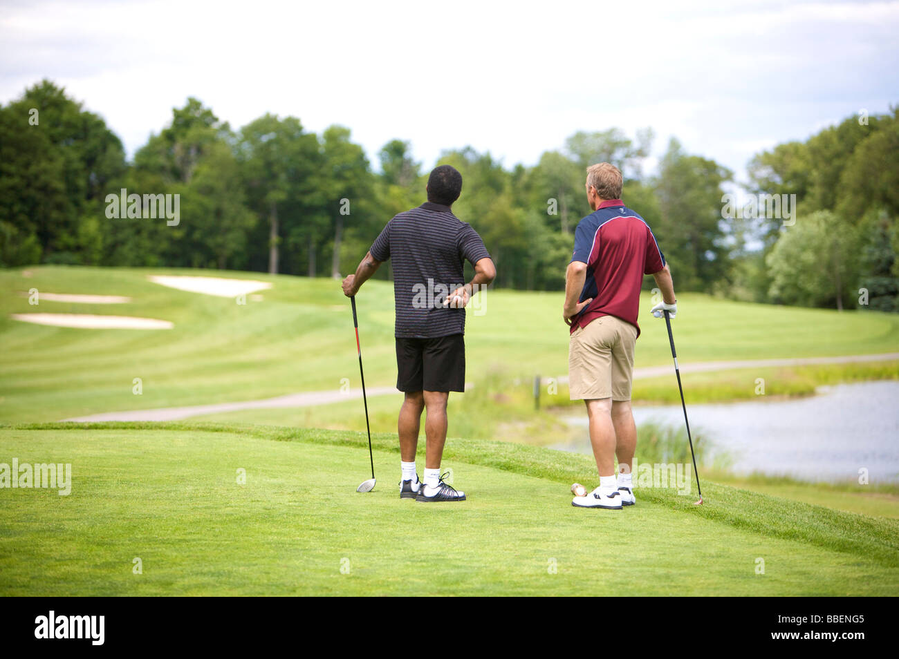 Rückansicht der Männer stehen auf Golfplatz Stockfoto