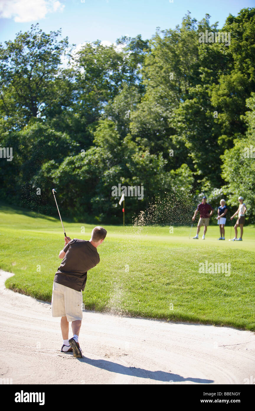 Rückansicht des Mannes im Sandfang auf Golfplatz Stockfoto