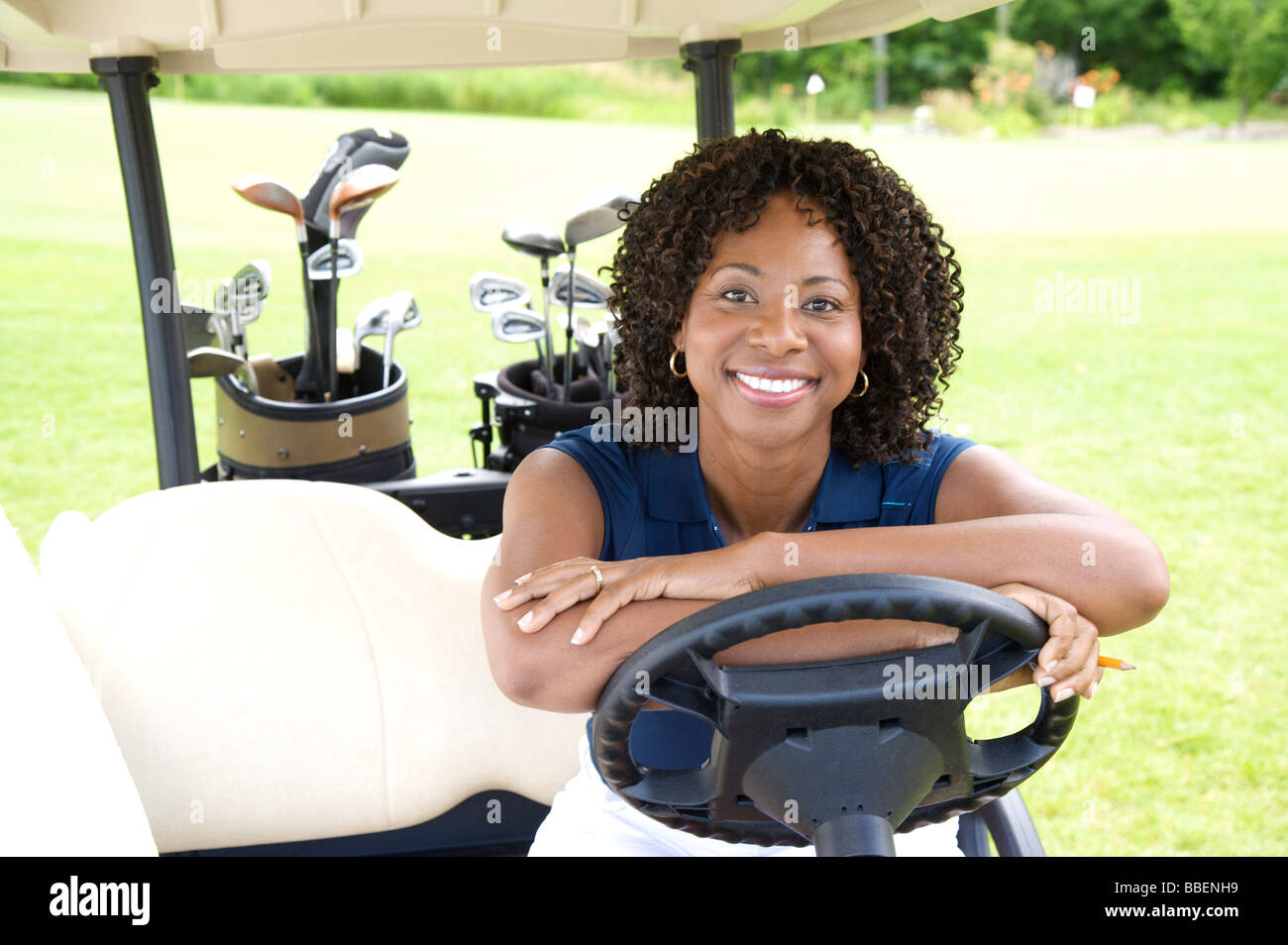 Porträt der Frau im Golf-Cart Stockfoto