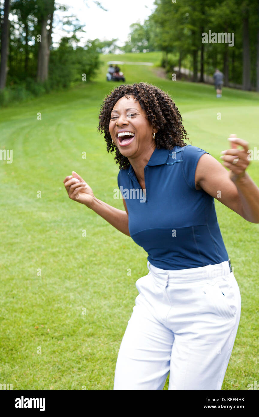 Am Golfplatz lachende Frau Stockfoto
