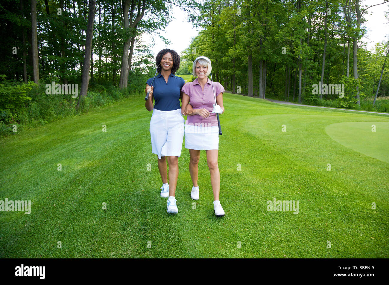 Frauen gehen auf Golfplatz Stockfoto