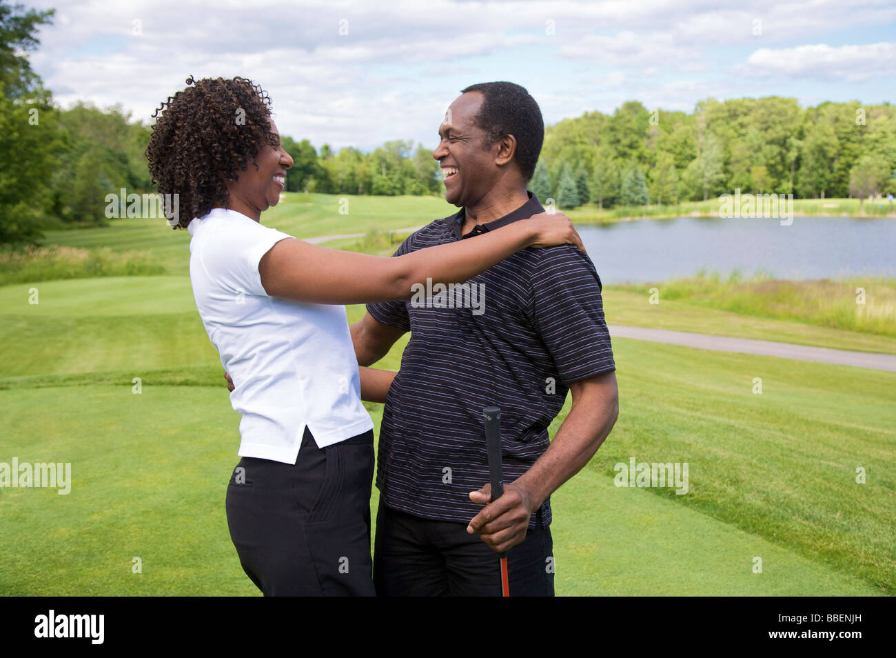 Paar, umarmen, am Golfplatz Stockfoto