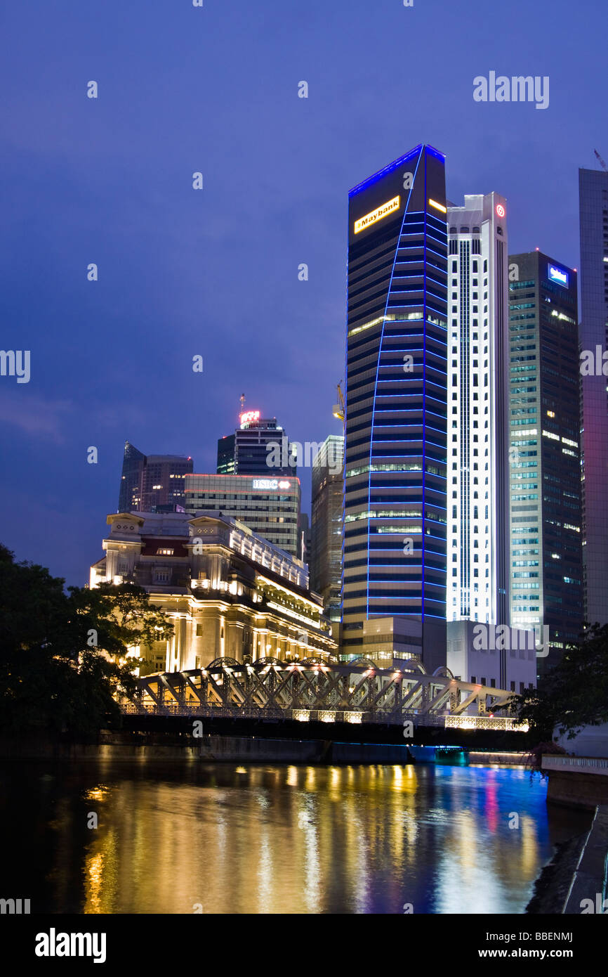 Fullerton Hotel Cavenagh Brücke Skyline von Singapur, Singapur in Südostasien twilight Stockfoto