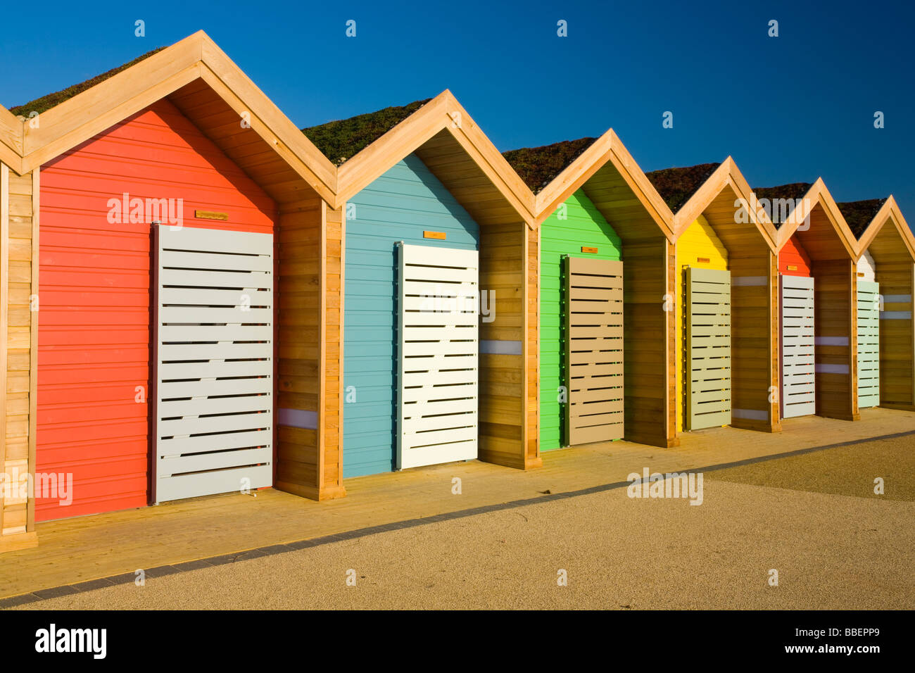 England, Northumberland, Blyth. Neue farbenfrohe Strandhütten auf der Promenade am Strand von Blyth. Stockfoto