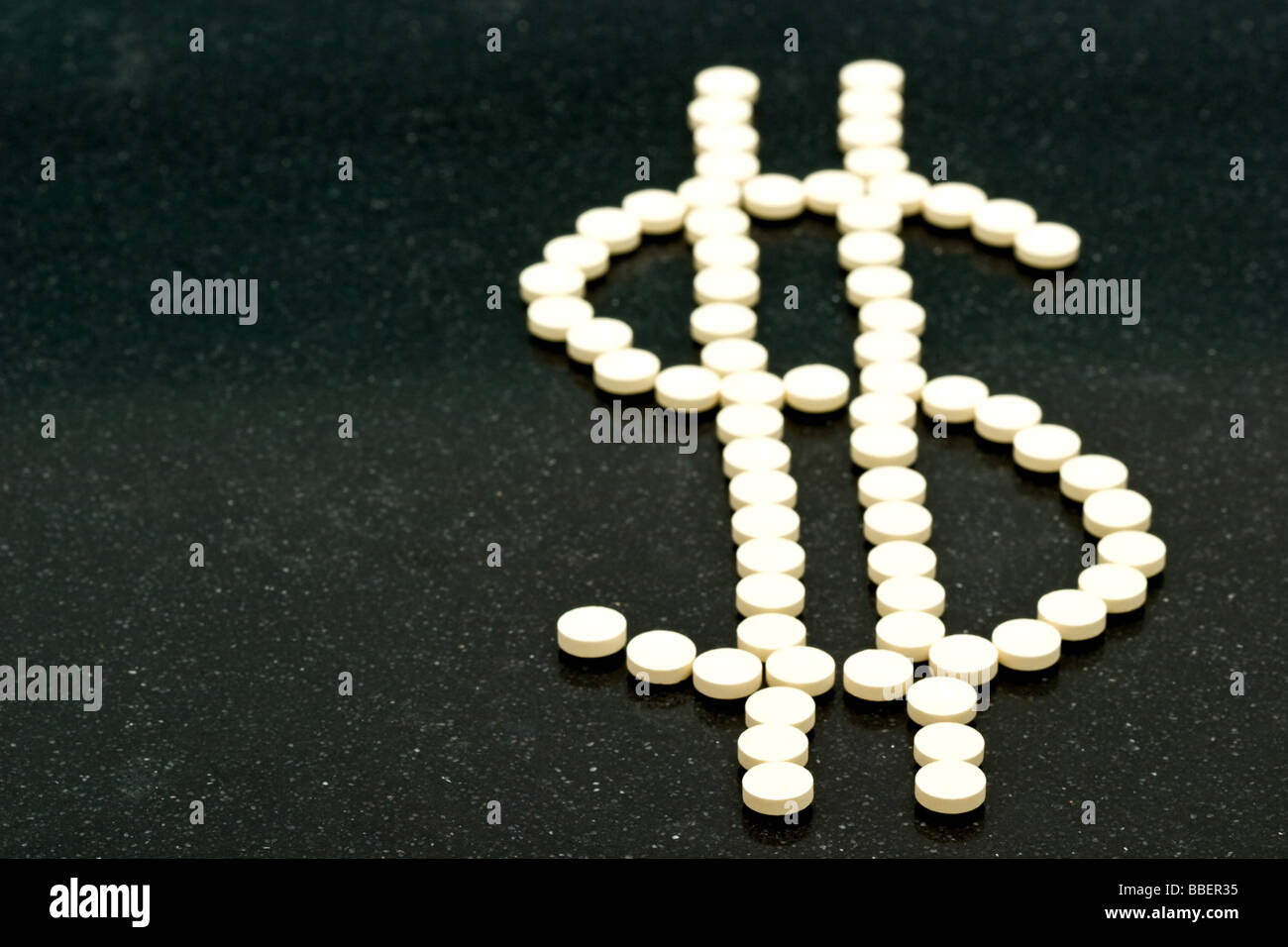 Kleine weiße Pillen in Form von einem Dollar-Zeichen Stockfoto