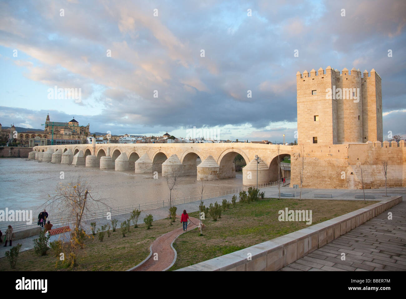 Calahorra Turm und Puente Romano oder römische Brücke über den Guadalquivir in Córdoba Spanien Stockfoto