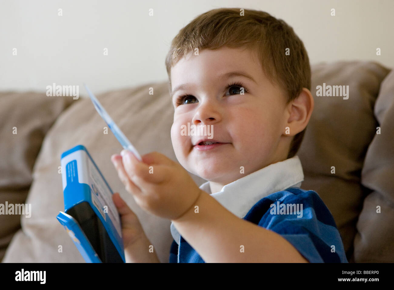 Zwei Jahre alter Junge mit Flash-Karten spielen Stockfoto