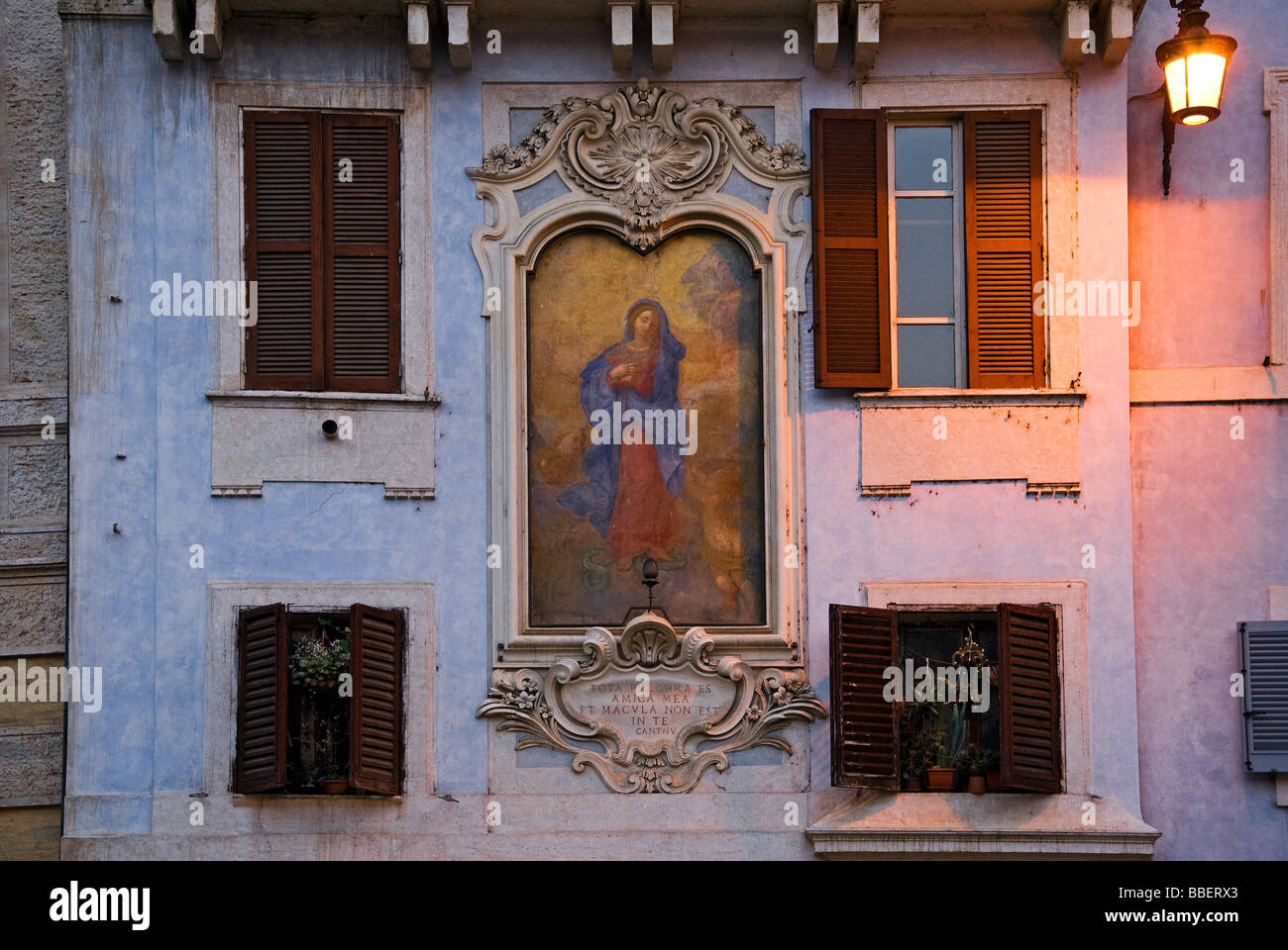 religiöse Bild an der Fassade eines Palastes in Rom in Italien Stockfoto