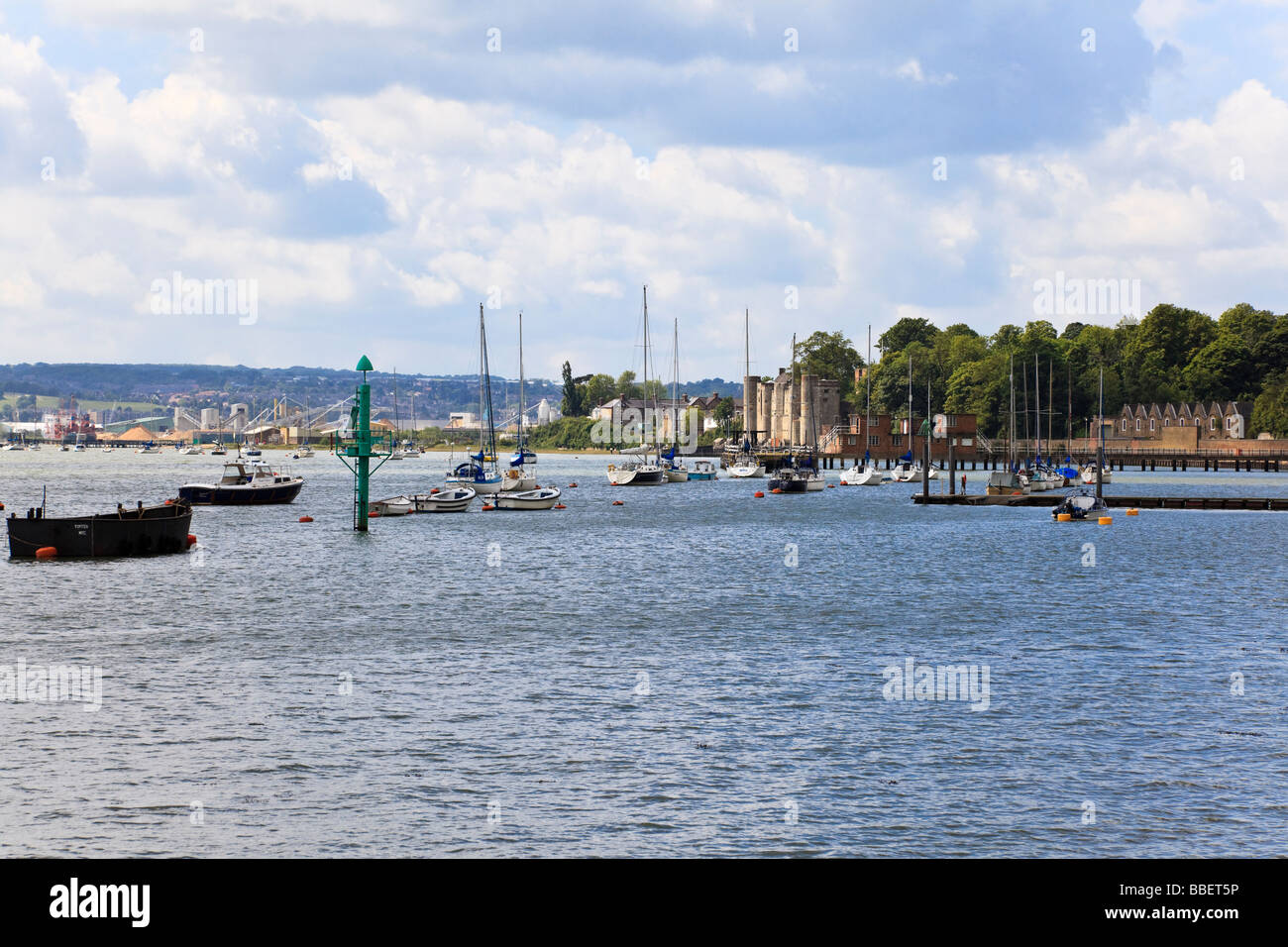 Ein Blick von Upnor den Fluss Medway mit Upnor Castle sonnenbeschienenen und Rochester verschwommen in der Ferne Stockfoto