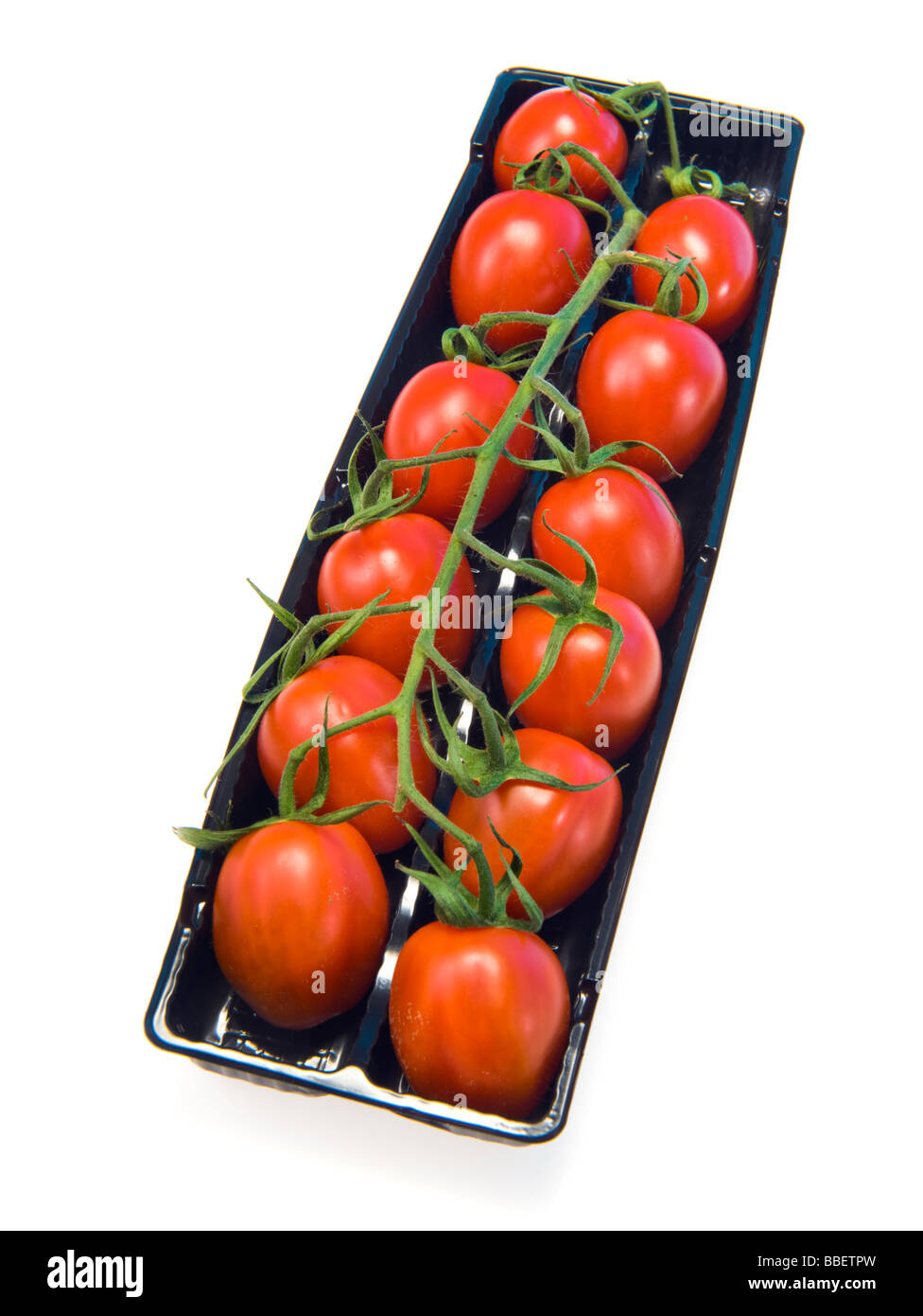 Pflaumentomate Rispe in schwarz verkaufen Box rot grün schwarz weißen Hintergrund Plumtomatoes Tast lecker gesund Gesundheit feine Mini Essen Stockfoto