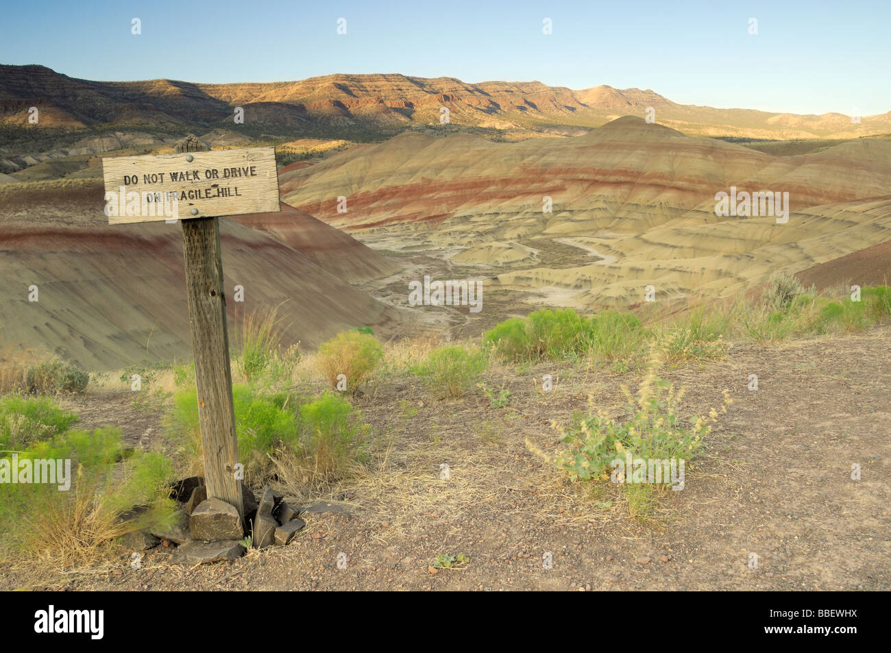 "Nicht zu Fuß oder fahren Sie auf die fragile Hügel" Sig, Painted Hills Einheit von John Day Fossil Betten Nationaldenkmal, Oregon Stockfoto