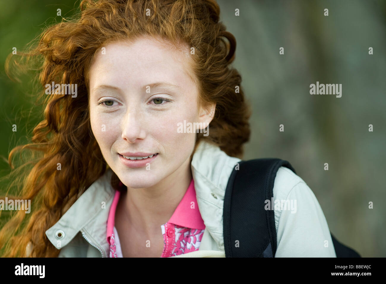 Junge rote kurzhaarige Frau draußen, Porträt Stockfoto