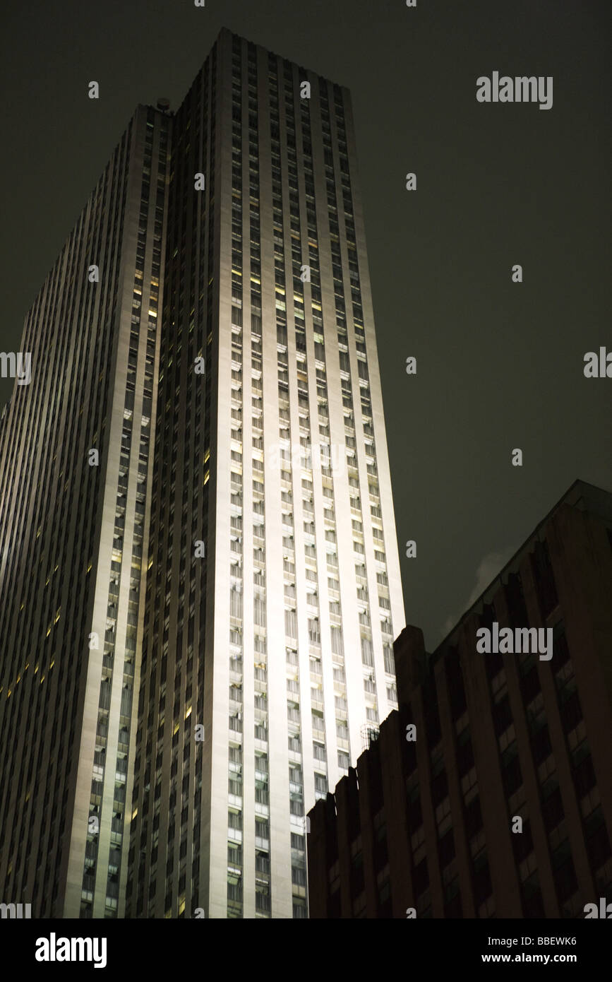 Wolkenkratzer vor Ort in der Nacht beleuchtet Stockfoto