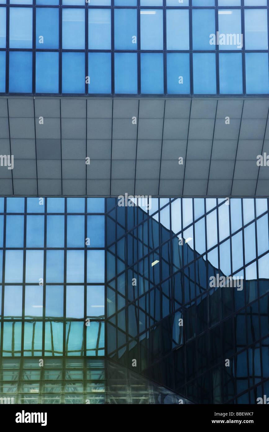 Glas-Fassade des Bürogebäudes Stockfoto