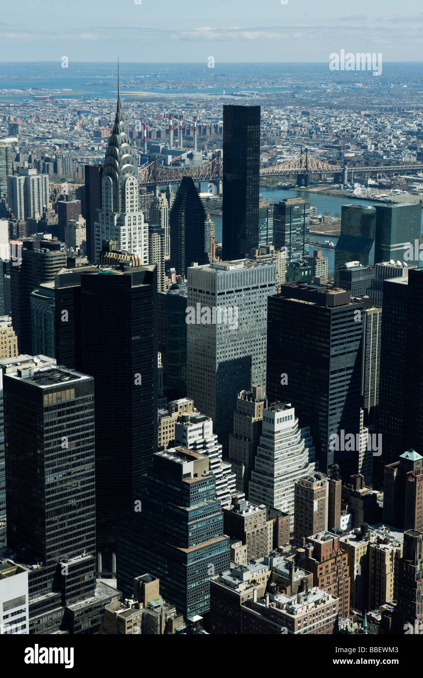 Luftaufnahme des Chrysler Building überragt die umliegenden Gebäude, New York City Stockfoto
