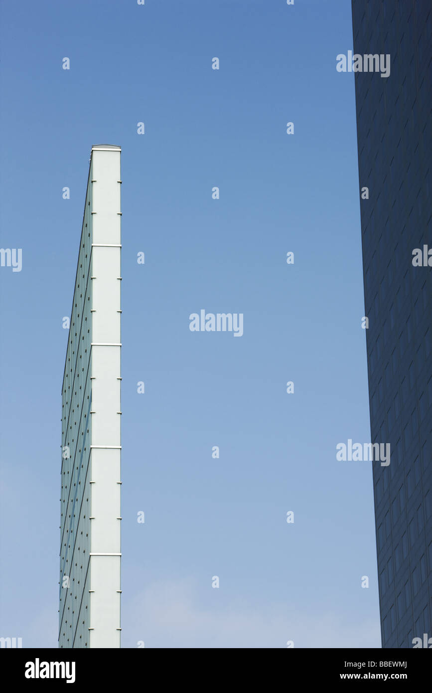 Skulptur in der Nähe von high-Rise Bürohaus, niedrigen Winkel Ansicht Stockfoto