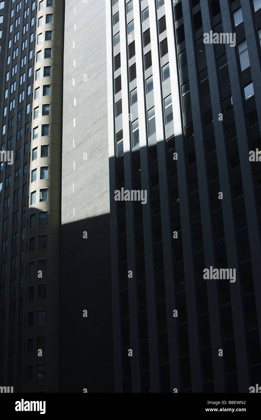 High-Rise Bürohaus nebeneinander, teilweise Obscurred durch Schatten, beschnitten Stockfoto