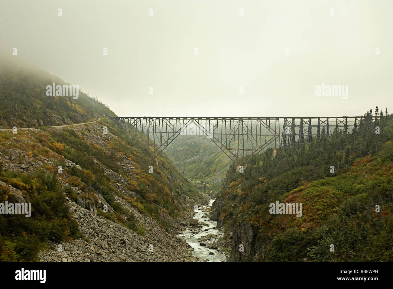 Brücke über einen Fluss, Skagway, Alaska Stockfoto