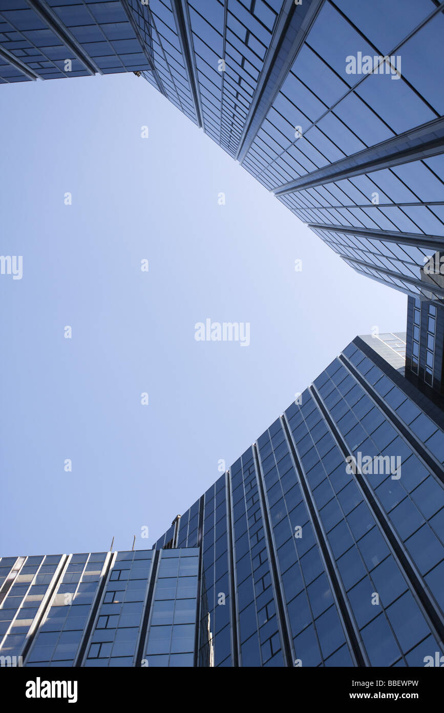 High-Rise Bürohaus gegen blauen Himmel, betrachtet von unten beschnitten Stockfoto