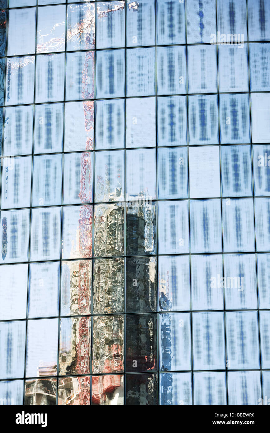 Stahl und Glas hohe Wolkenkratzer, Reflexion des Krans über nahe gelegene Gebäude im Bau, beschnitten Stockfoto