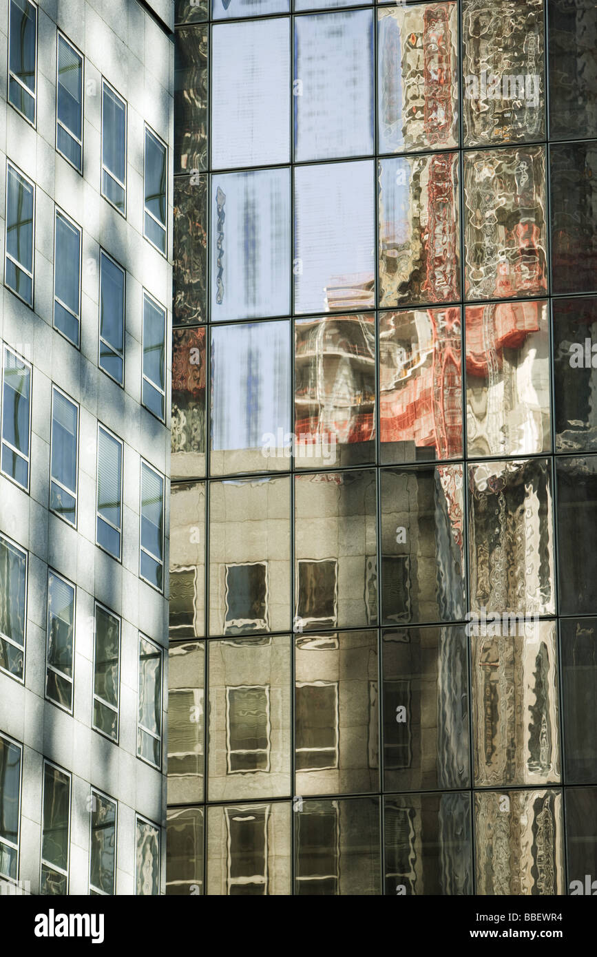 Reflexion des Gebäudes auf Witwen aus Stahl und Glas hohe Aufstieg Bürogebäude, beschnitten Stockfoto