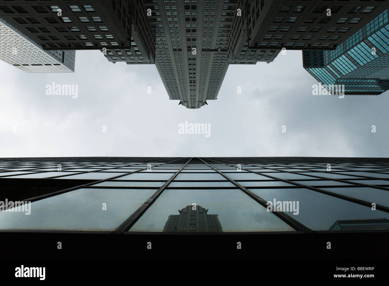 Reflexion des Wolkenkratzers auf Glasfassade des Gebäudes auf der gegenüberliegenden Seite der Straße, Ansicht von unten Stockfoto